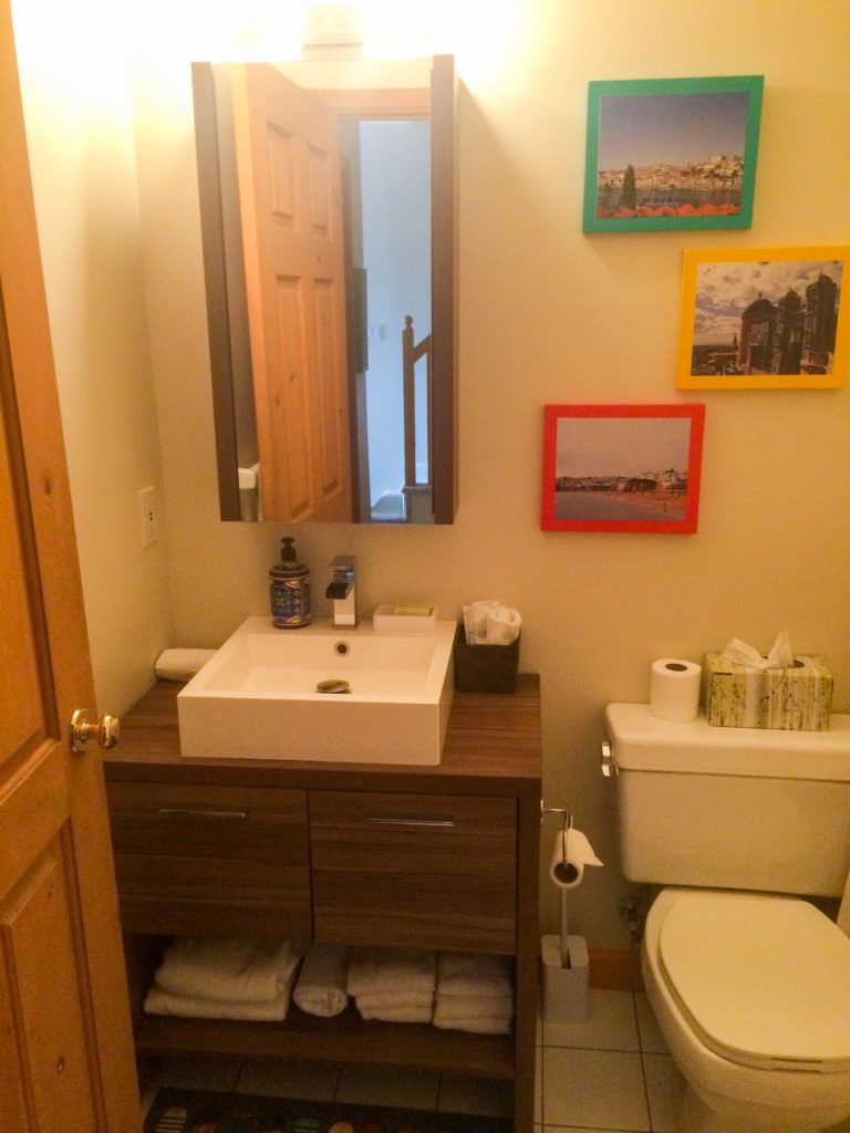 bathroom with pedestal sink, medicine cabinet and bathtub with shower