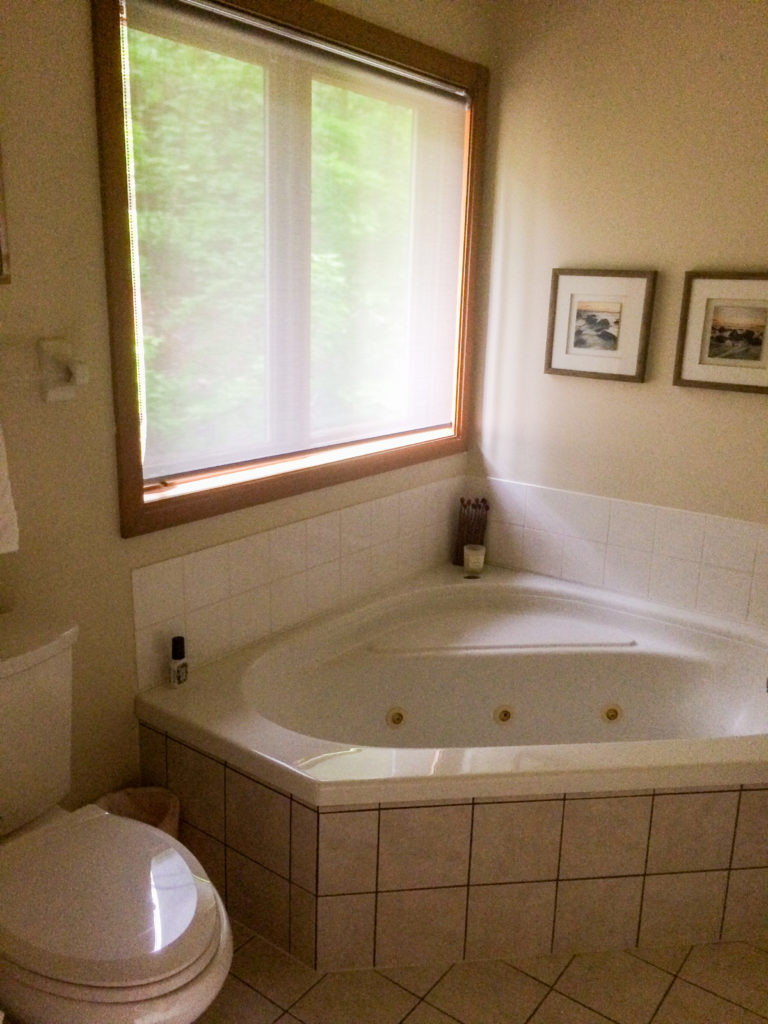 ensuite whirlpool tub